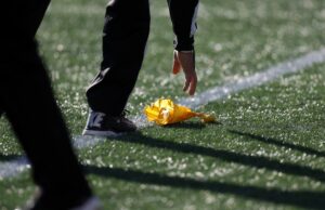 La distinción de la NFL entre asistencia de repetición para faltas llamadas y no llamadas no tiene sentido