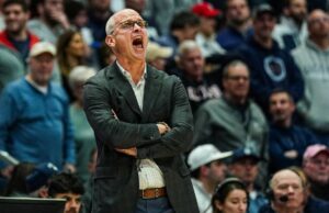 Hurley de UConn admite 'errores', 'no cambiará la forma en que entrena