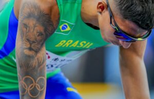 Los atletas muestran tatuajes de anillos olímpicos, leones y superhéroes en el mundo en interiores