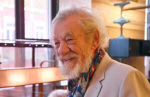 Ian McKellen dice que los actores gay encerrados deberían dejar de escuchar a sus agentes y salir