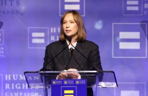 Hannah Einbinder no contuvo el discurso de HRC condenando al gran petróleo, abogando por los palestinos