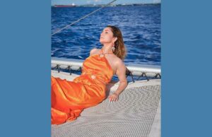 'Vestido al sol, flotando sobre olas'