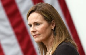 Maga World se da vuelta contra la jueza de la Corte Suprema Amy Coney Barrett
