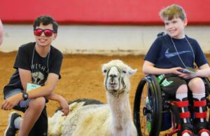 La llama más antigua del mundo disfruta reconfortante de niños con enfermedades crónicas en Carolina del Norte