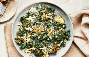 Esta ensalada César de la col rizada es tan buena que la puse en repetición