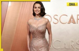 Selena Gomez vuelve la cabeza con el vestido de cuerpo de oro rosa que abraza el cuerpo, ver fotos