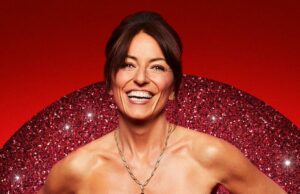 Davina McCall realiza un retorno de televisión en vivo enérgico en el alivio cómico después de la cirugía cerebral