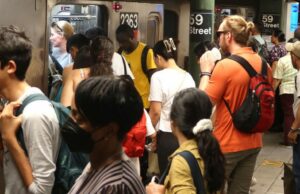 Enorme estrella del pop del Reino Unido sorpresa a los jinetes de trenes con un concierto improvisado en disfraz irreconocible