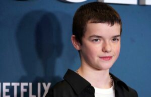 La estrella de la adolescencia Owen Cooper se convierte en el 'Mini Harry Styles' de mamá para la estrella infantil más grande del planeta