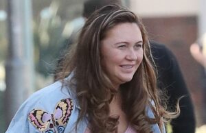 Charlotte Dawson se ve radiante cuando sale del hospital solo unas horas después de dar a luz