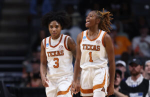 Torneo de la NCAA: Texas vs. TCU establece un enfrentamiento en el estado poco probable para un lugar en el Final Four