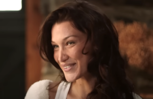El momento de la Semana de la Moda de la París de Bella Hadid la ve poniendo un giro en puro con un bonito vestido de encaje