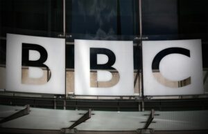 El participante del concurso de canciones de Eurovisión agrega la voz del presentador de la BBC para rastrear después de la controversia