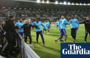 ¡Todo está comenzando! Los futbolistas se muestran cartas amarillas y rojas antes de los juegos | Fútbol americano