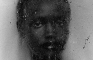 Kingsley Ifill destila el lujo tranquilo de la colección S/S25 de Loro Piana