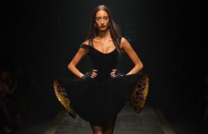 La historia interior del espectáculo A/W25 de Versace
