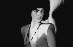 La versión retorcida de Vaquera de los clichés de moda franceses