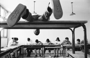 El retrato de un maestro de arte de Morrocan de sus alumnos de sus alumnos