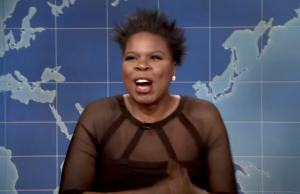 La alumna de SNL, Leslie Jones, dice que estaba “totalmente intimidada” durante su primera mesa, pero su divertida historia de audición demuestra que era “arrogante como f —“