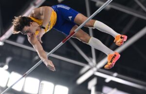 Duplantis del rey de la bóveda de la pole ve a Karalis por el oro interior del tercer mundo