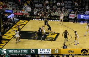Ladji Dembele de Iowa golpea un salto de fadeaway Shot contra Michigan State