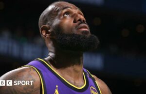 NBA: LeBron James se lesionó durante la derrota de Los Lakers, mientras que Stephen Curry pasa 25,000 puntos de carrera en Golden State Warriors.
