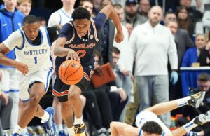 Guardias de Auburn Miles Kelly, Tahaad Pettiford discuten la victoria sobre Kentucky