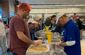 Georgetown Food Drive empaca más de 80,000 comidas