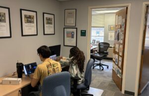 Estudiantes universitarios buscan trabajos en persona en el mundo remoto post covid