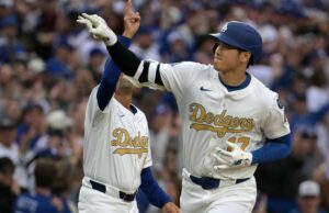 Los Dodgers crían Banner de la Serie Mundial, Shohei Ohtani Homers Home Opener