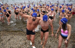 Los nadadores de aguas frías en la República Checa establecieron un nuevo récord mundial para la caída del oso polar más grande