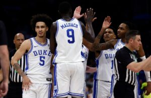 Actualizaciones de baloncesto universitario en vivo, puntajes, resultados: Duke escapa de UNC y otros favoritos de la conferencia avanzando