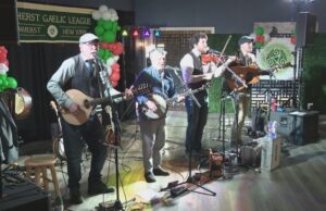 Diversión y entretenimiento a la fiesta anual de apreciación irlandesa estadounidense anual