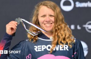 Charlotte Bankes de Gran Bretaña gana plata en campeonatos mundiales de esquí de estilo y snowboard