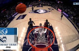 Hassan Diarra de UConn lo arroja fuera del vaso a Samson Johnson para un Jam de Unreal vs. Seton Hall