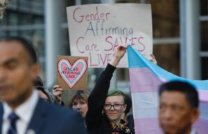 El juez federal extiende el bloque de la orden ejecutiva de atención médica juvenil trans de Trump