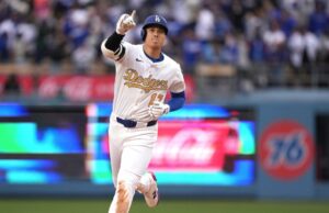 Los Dodgers muestran anillos brillantes de la Serie Mundial en la ceremonia previa al juego