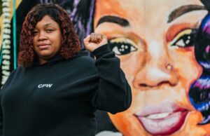 La madre de Breonna Taylor, Tamika Palmer, habla en el quinto aniversario del asesinato de su hija