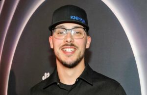 Chase Matthew una vez perdió las gafas en el escenario: cómo los fanáticos los encontraron