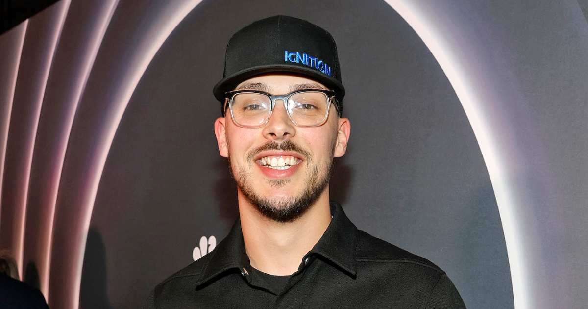 Chase Matthew una vez perdió las gafas en el escenario cómo los fans los encontraron