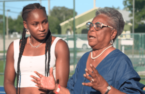 Los antecedentes de tenis de Coco Gautf, desde su abuela hasta Pompeyo Park, viaja con ella