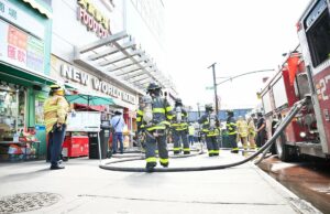 Evacuación de las fuerzas eléctricas de fuego en el nuevo centro comercial de Flushing's New World Sábado: FDNY – QNS