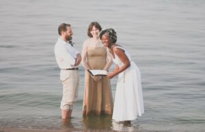 Esta boda de la lago discreta es un soplo de aire fresco