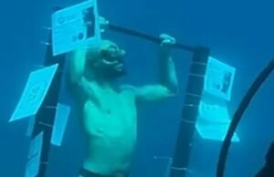MIRAR: el buzo egipcio rompe el récord mundial de las pull-ups submarinas en el Mar Rojo