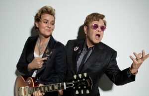 Elton John y Brandi Carlile quieren que los jóvenes queer sepan que tienen “generaciones” de apoyo