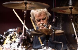 El baterista de ZZ Frank Beard deja una gira para centrarse en el “problema de la salud”