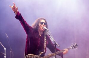 Kiss Star Gene Simmons defiende a los fanáticos de cobrar $ 12k para ser su asistente
