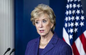 ¿Quién es Linda McMahon? 5 cosas sobre el cofundador y político de la WWE-Hollywood Life