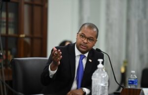 El comisionado de la FCC Geoffrey Starks renunciará esta primavera