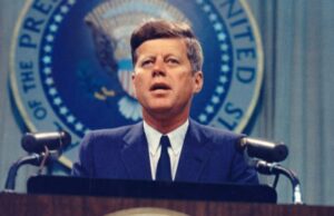 ¿Quién mató a JFK? Sobre el asesinato del difunto presidente – Hollywood Life